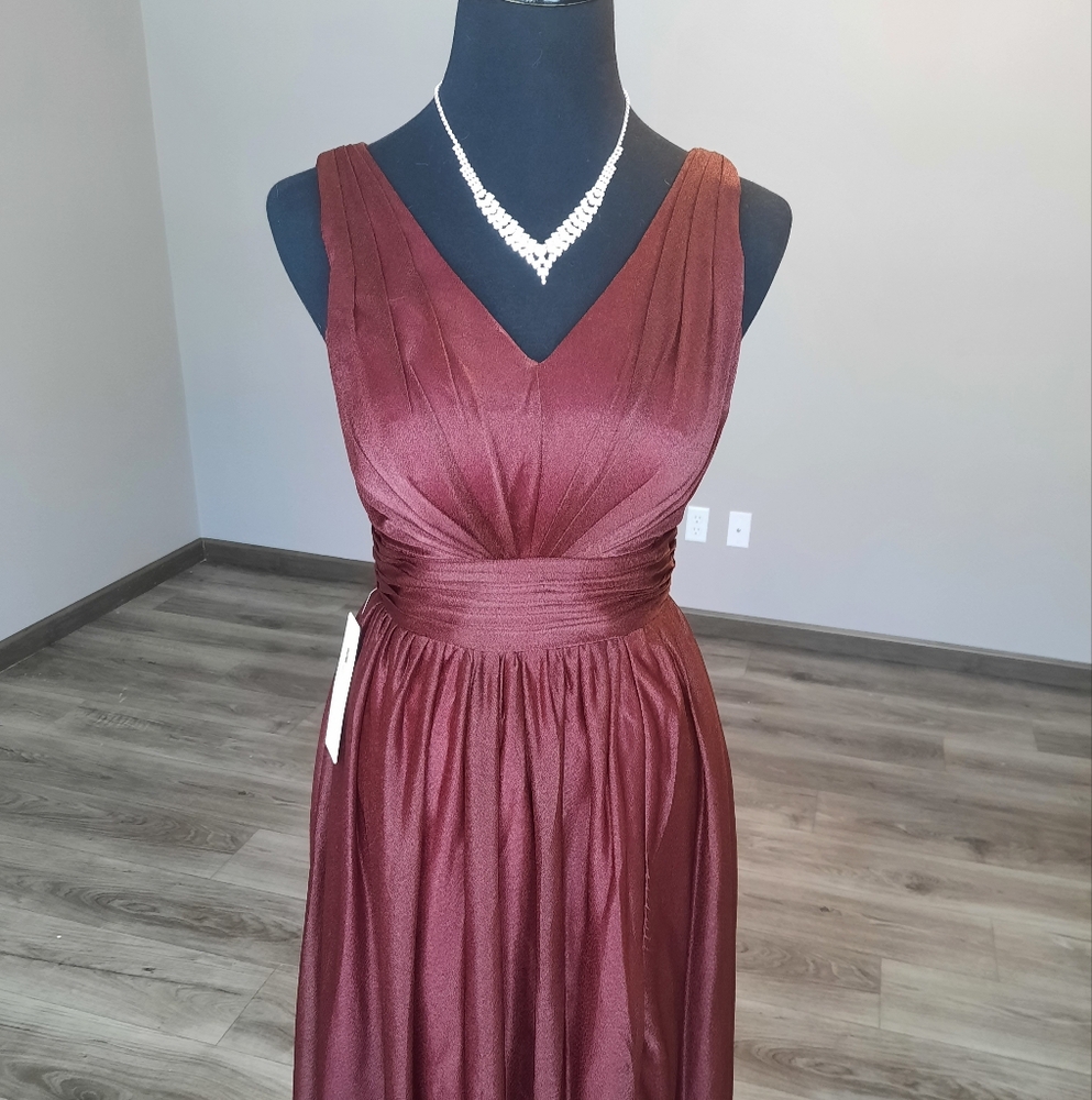 Elegant Burgundy Evening Gown - Picture 9 of 10